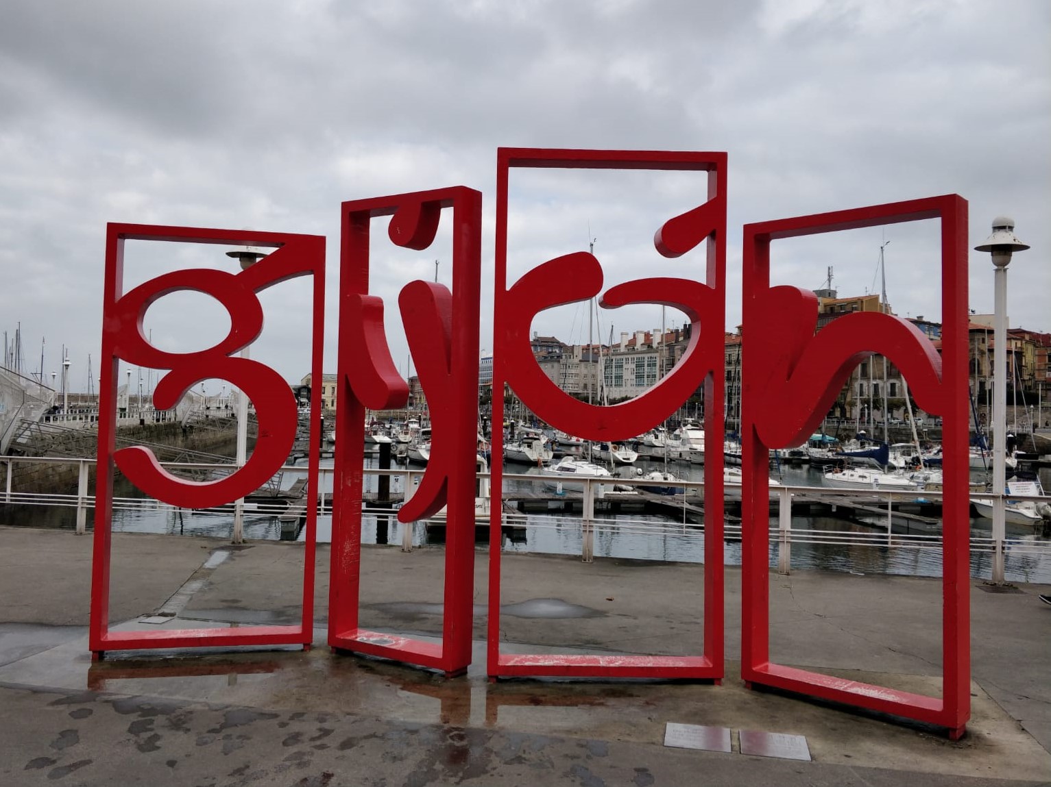 Las Letronas de Gijón – Buchstaben von Gijón