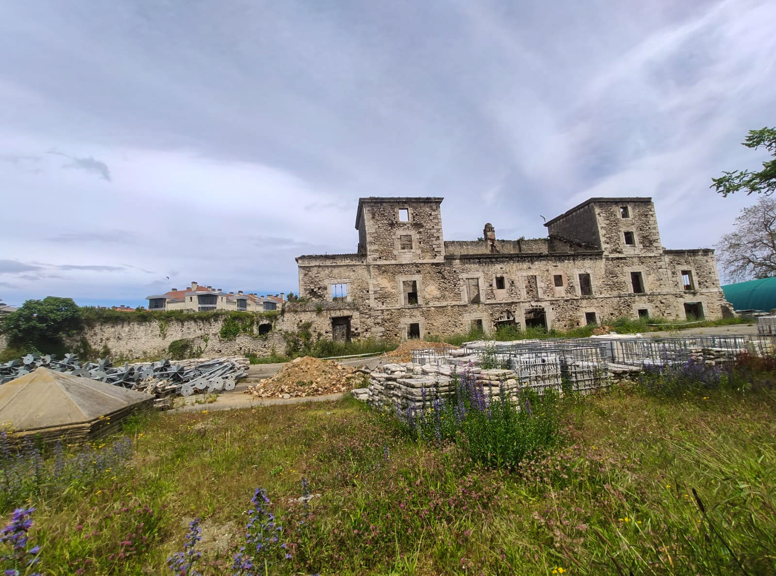 Der Palast des Herzogs von Estrada – Eine Ruine mitten im Zentrum von Llanes entdecken