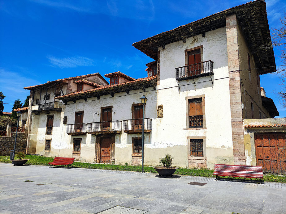 Der Palast von den Menéndez Pola aus dem 17. Jahrhundert in Luanco