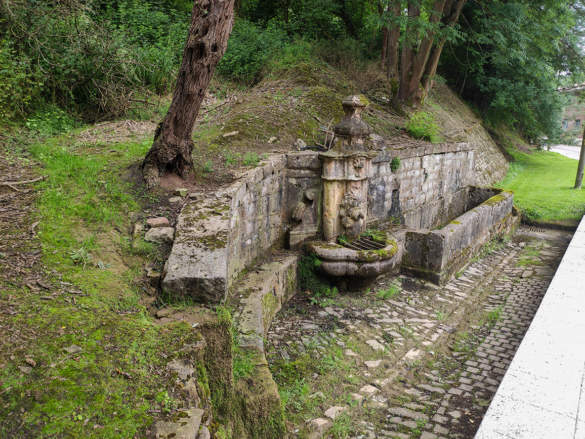 Die Wasserquelle “Fuente de los Llocos” in Olloniego