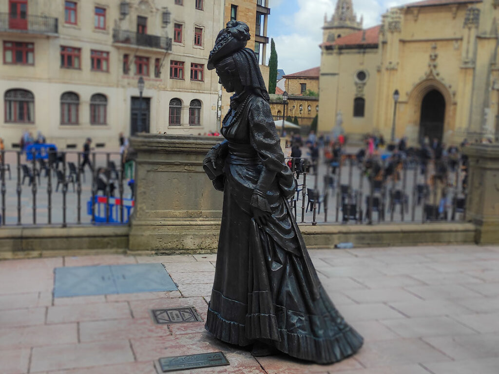 Die Statue “La Regenta” in Oviedo