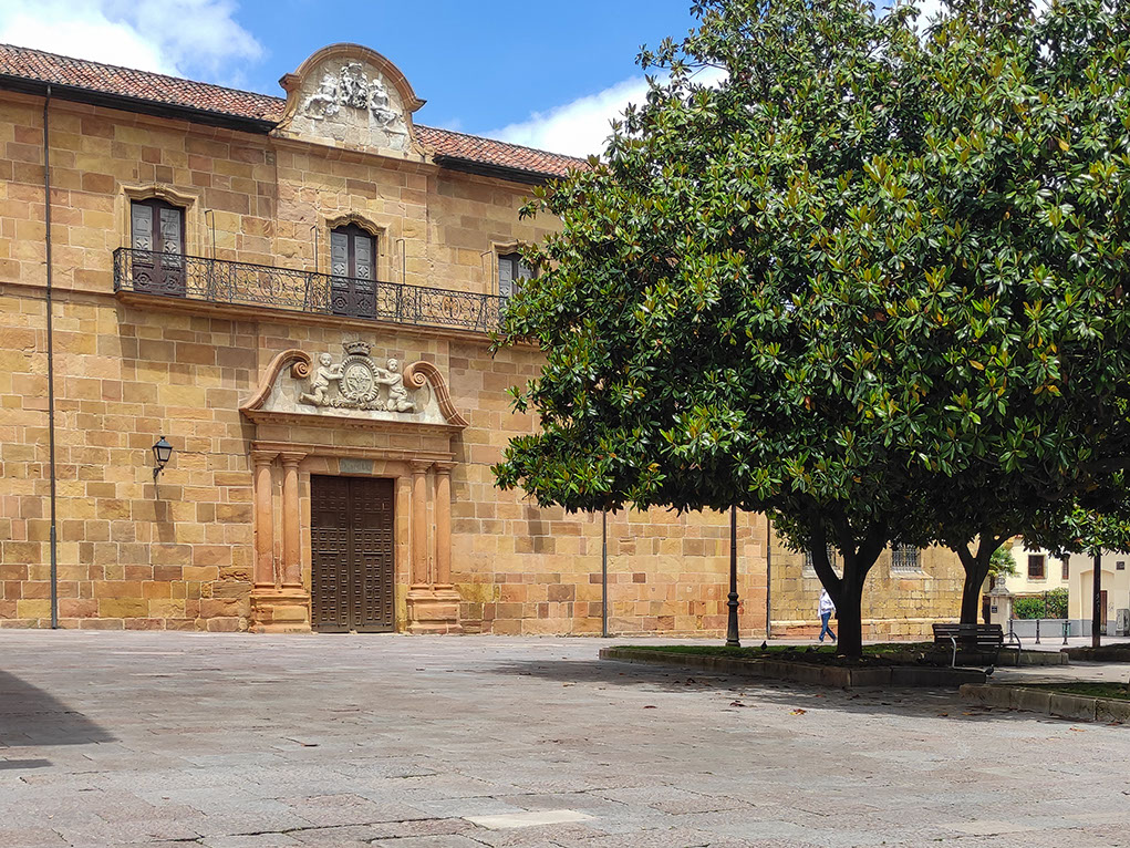 Die Tür der Almosen – Spenden der Kirche in Oviedo