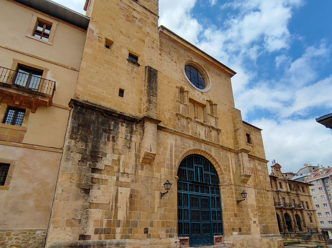 Die Kirche “Iglesia de Santa María La Real de la Corte” aus dem 16. Jahrhundert in Oviedo