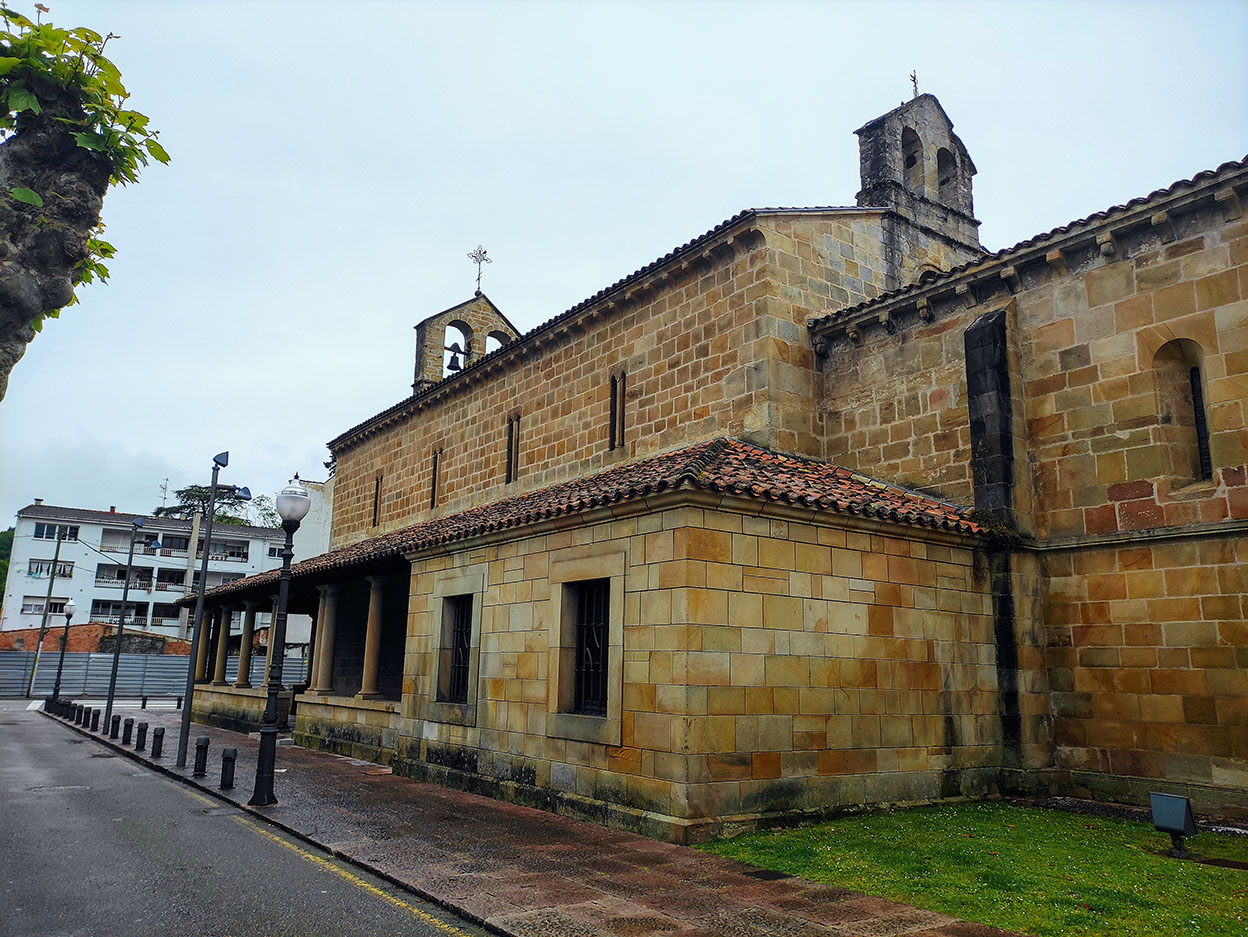 Die Kirche der “Santa María de la Oliva” aus dem 13. Jahrhundert in Villaviciosa