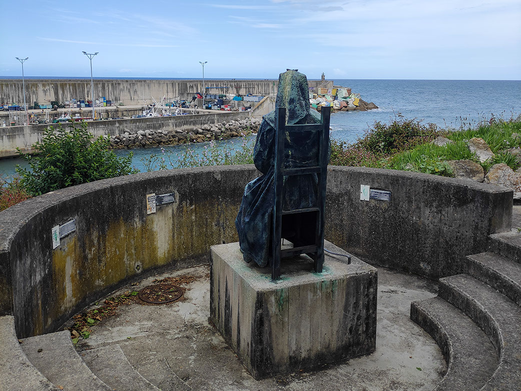 Die Statue “La Muyerina” als Andenken der Frauen am Meer von Llanes